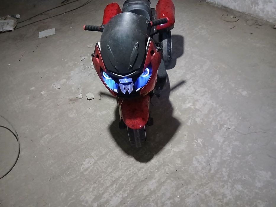 срочно продам детский скутер на аккумуляторе