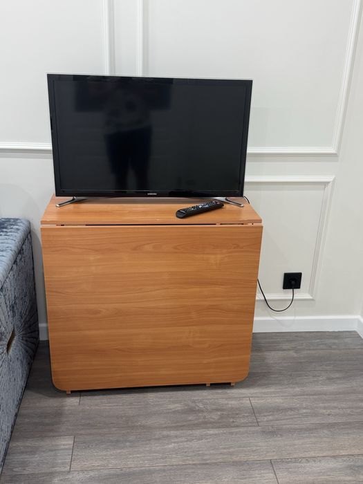 Стол с телевизором