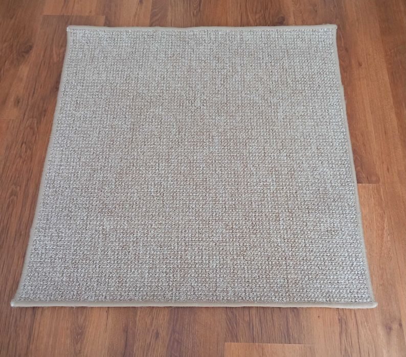 Малко килимче в бежов цвят