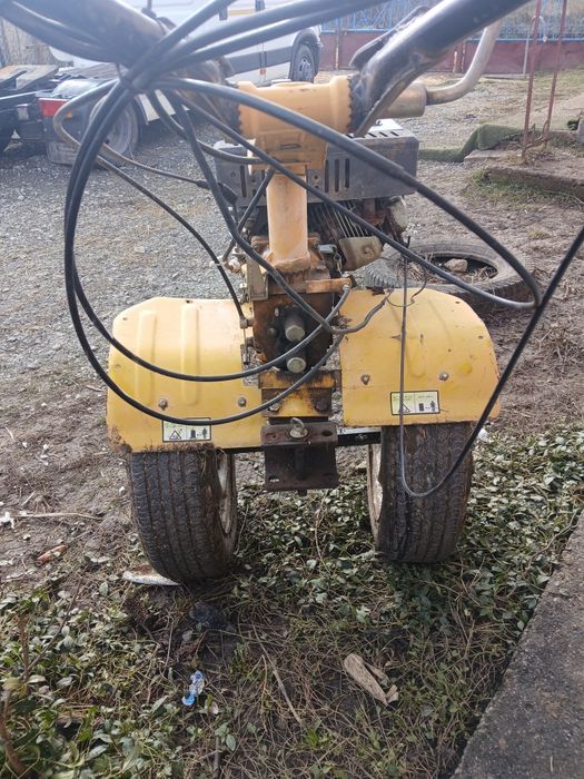 Vând motocultor cu remorca sau schimb cu animale