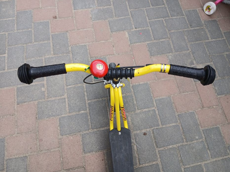 Trotineta cu scaun si steag flexibil