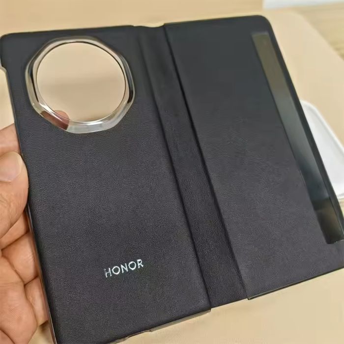 Продавам смарт калъф за Honor Magic V3