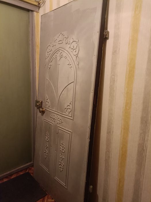 .Дверь железная.