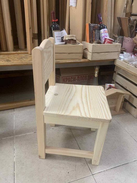 Детско дървено столче