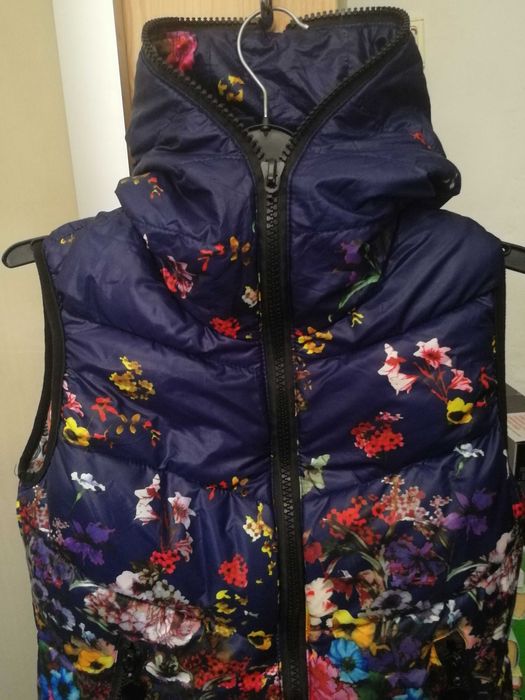 Vestă matlasată, cu glugă, pentru femei