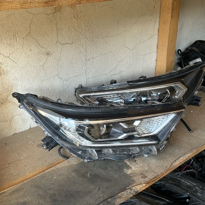 Фарове Toyota Rav 4 V генерация оборудвани