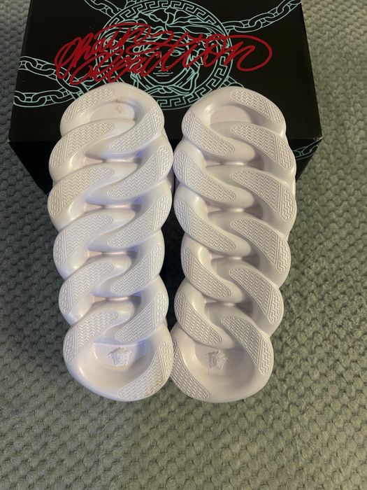 Versace chain reaction