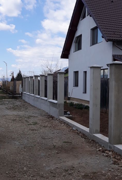 Echipa din Brașov executam garduri cu propriile cofraje