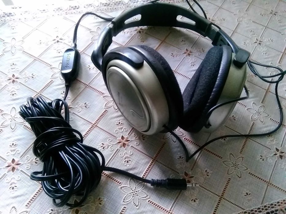 Căști Philips audio ptr TV/AUDIO cu telecomandă pe fir de 10 metri.