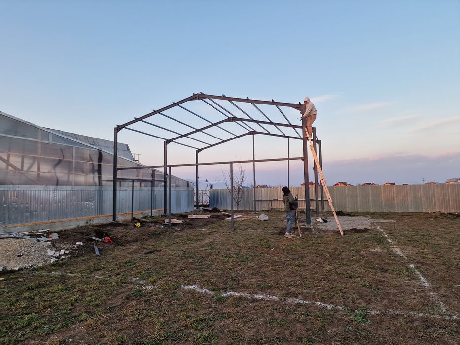 Hala metalica 8x25x4m închisă cu panouri sandwich. Asigur transport si