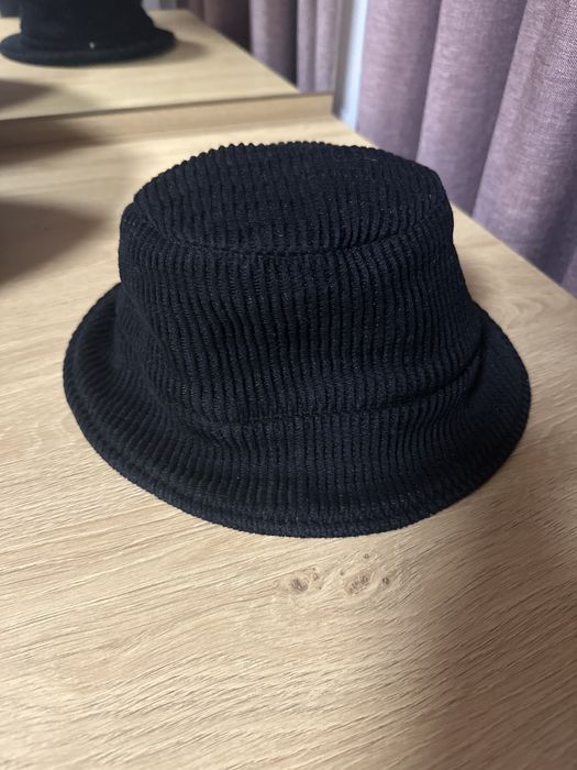 Черна зимна шапка