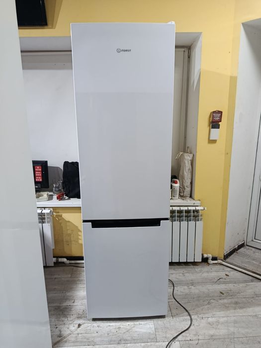 Продам холодильник Indesit