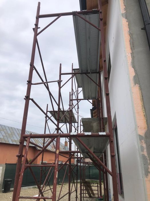 Popi metalici si schelă de închiriat