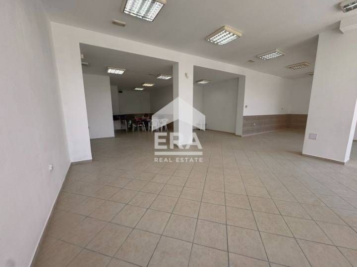 Търговско помещение след основен ремонт, с голяма витрина, за под наем