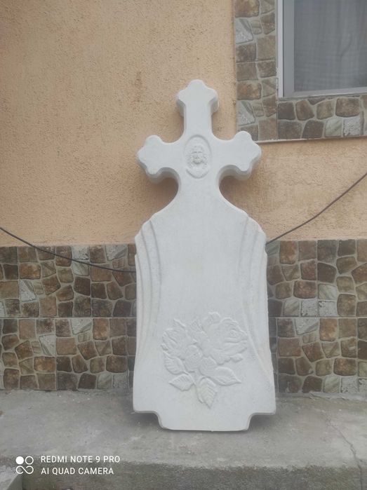Vând Cruci beton