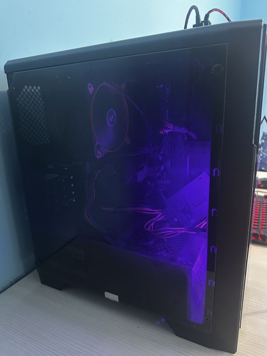 Sistem Descktop PC Gaming cu Monitor si Tastatura.