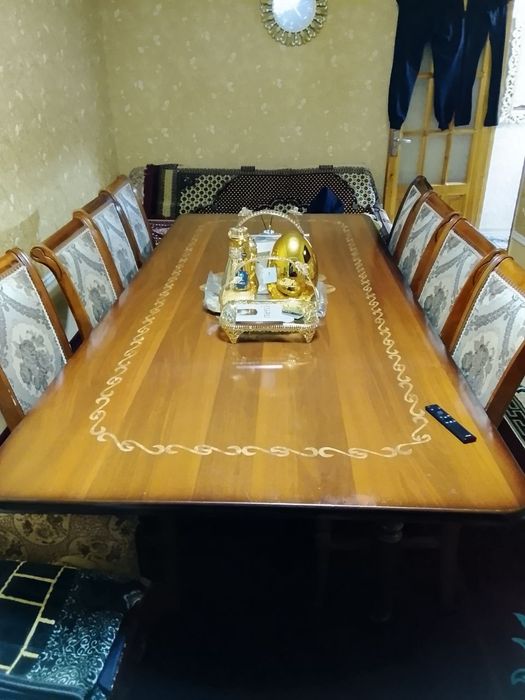 Срочно продаю 1 стол и 8 стульев