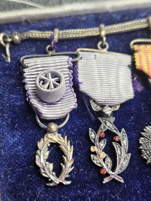 Сребърни френски мадали.