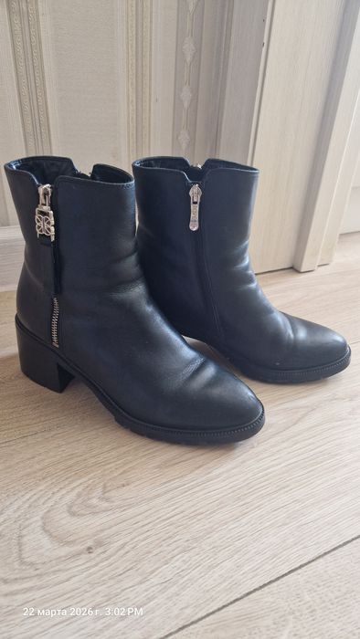 Продам женские ботинки