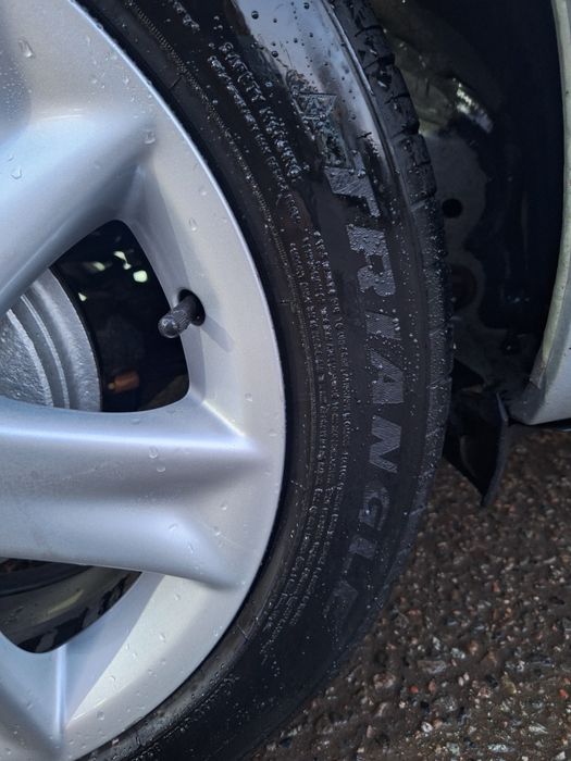 Таета Ярис 2010 год