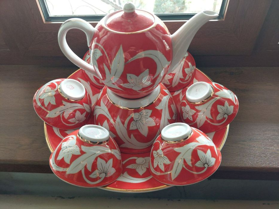 Serviz komplektda 1 ta choynak,  1 t a  kosa, 6 ta piola