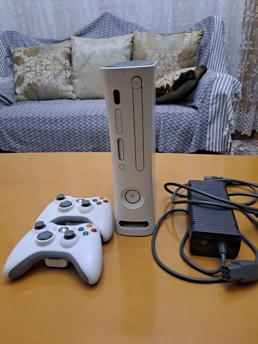 Игровая приставка xbox в хорошем состоянии
