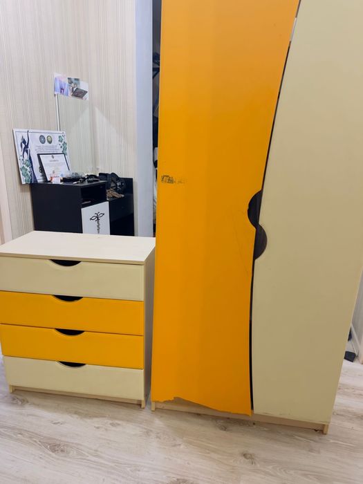 Продам шкаф плательный и камод