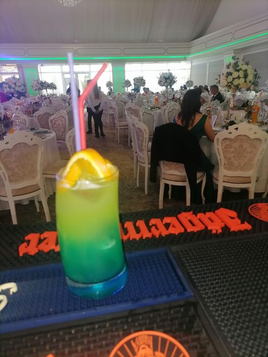 Open / Cocktails BAR ..