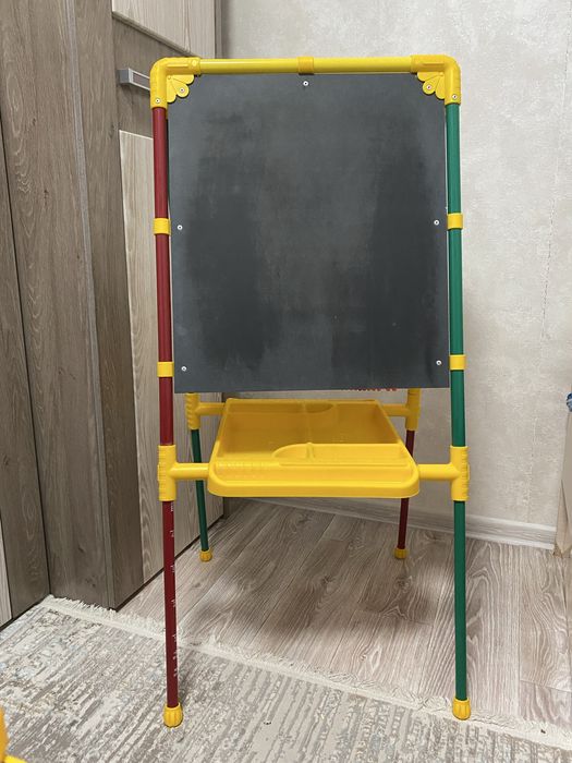 Детский стол и мольберт в комплекте