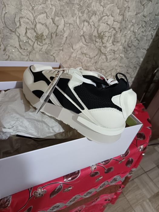 Vând adidași Reebok
