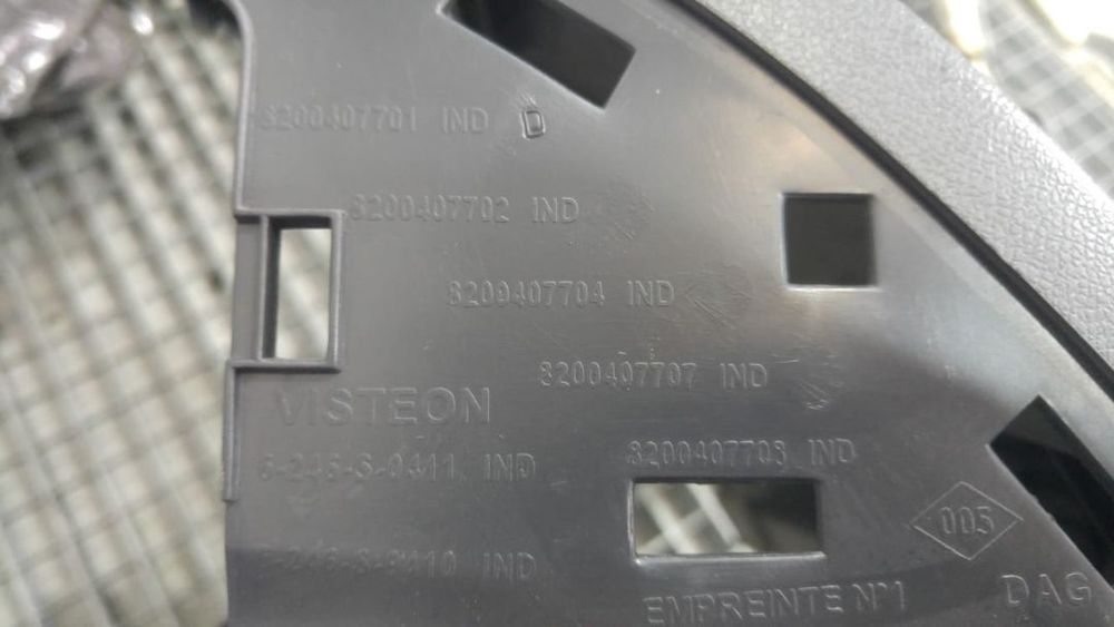 Capac plastic bor sub volan renault clio 3 dupa 2007 8200407702