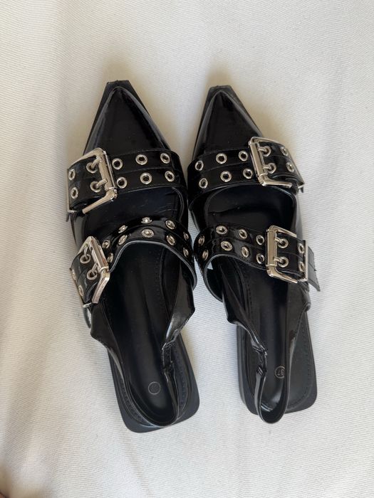 Лачени обувки с колан