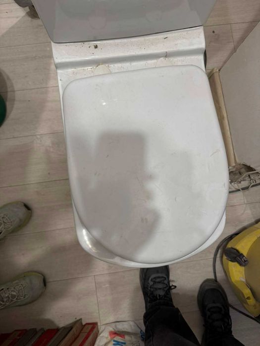 Продам унитаз с бачком
