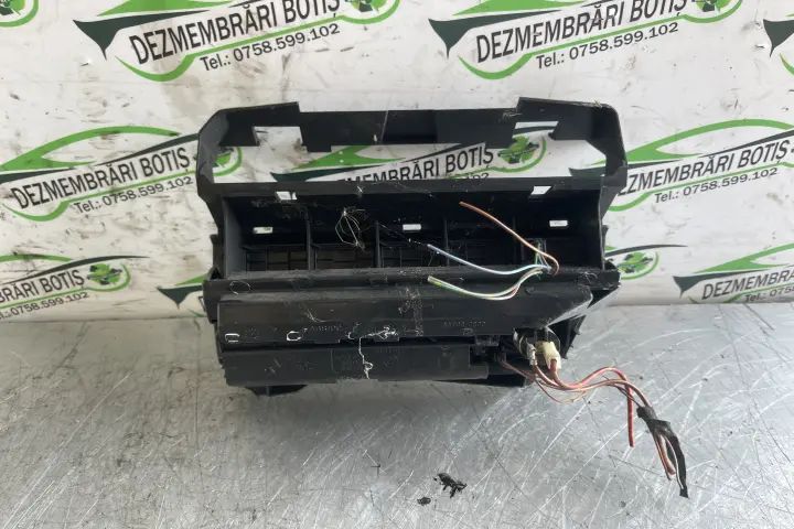 Scrumiera BMW Seria 3 2001 320d MT (136 hp)