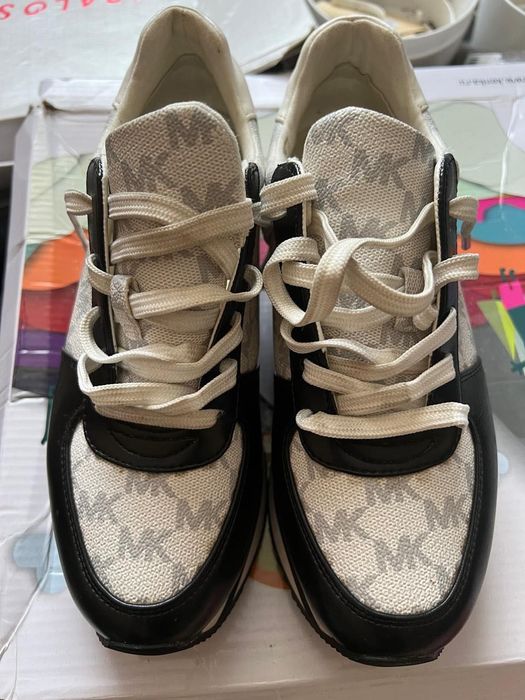 Продам женские кроссовки