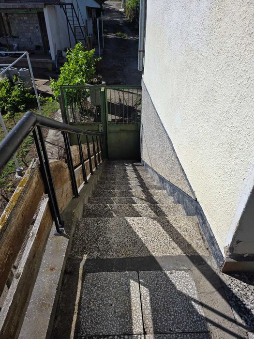 Продава се вила край Червен бряг - 90 кв.м + 1000 кв.м двор