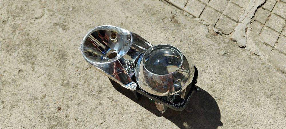 Продавам ксенонов фар БМВ Е83 на части