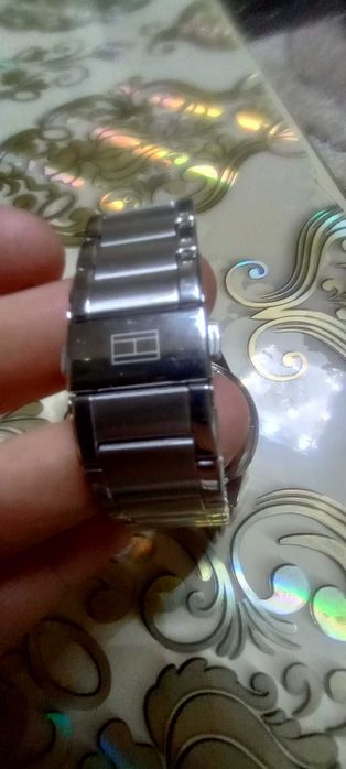 Продавам оригинален Часовник на TOMМY HILFIGER