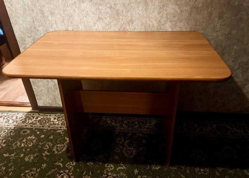 Удобный кухонный стол