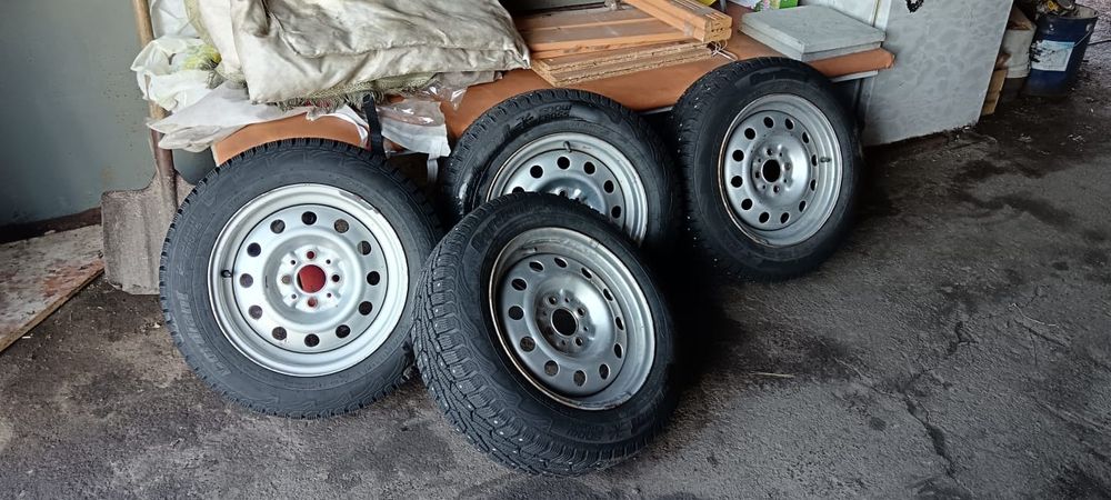 Продам комплект зимней резины с дисками