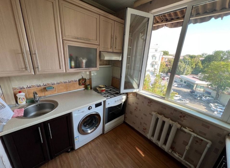 В М.Улугбекском р.м.БИЙ возле унив.Дипломатии сдается 1 комн.квартира