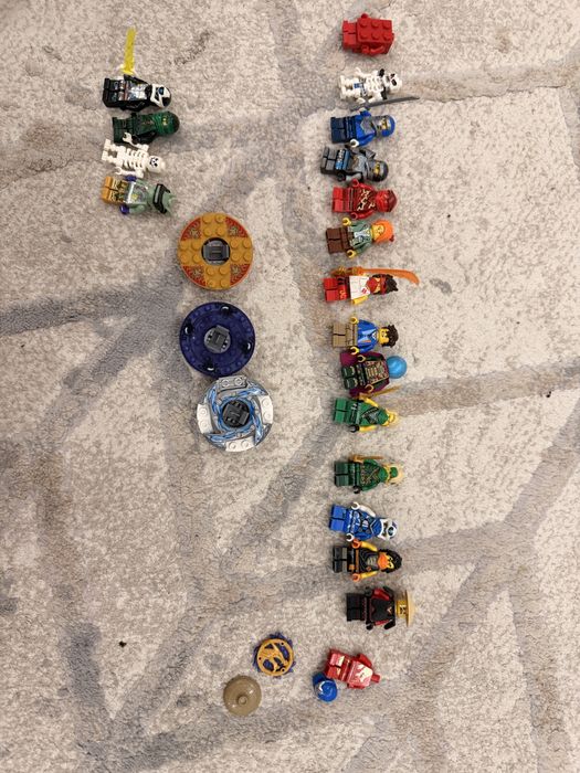 Продаю лего фигурки