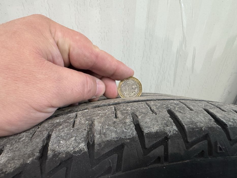 Гуми Bridgestone 215/60/17 и болтове за Мерцедес и др