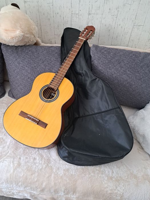 Vând chitara clasica 4/4+ husa, 250 lei