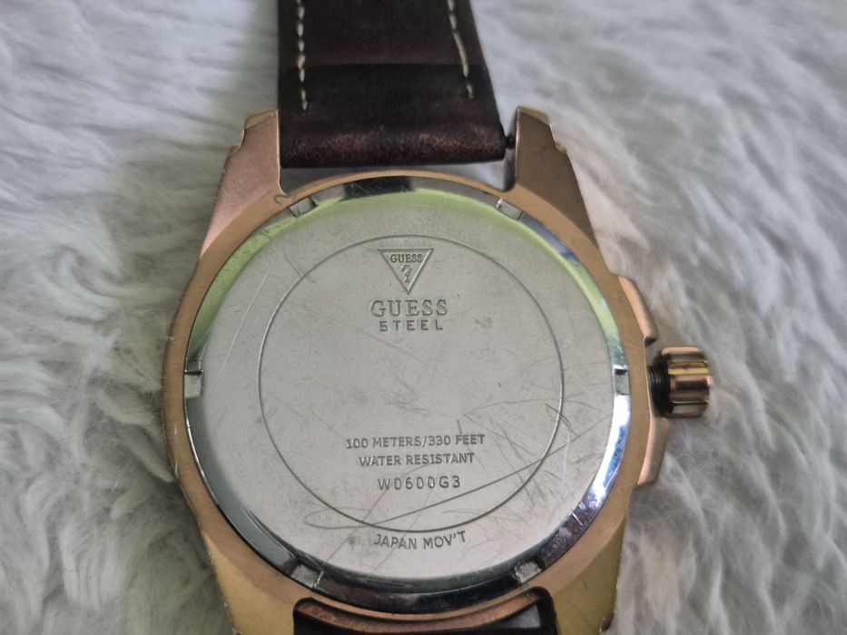 Часовник Guess W0600G3