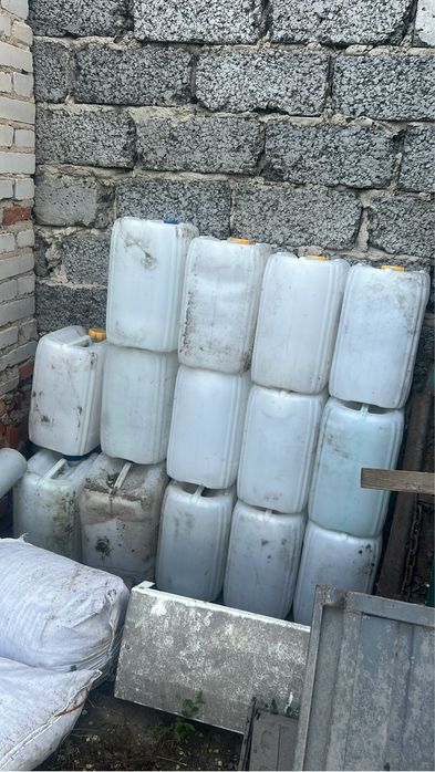 Продам канистрыпочти новые