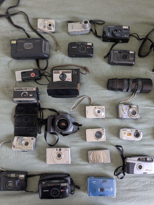 ГОЛЯМ ЛОТ Фотоапарати Canon EOS, Minolta, Olympus, Konica, Polaroid + Обективи Sigma, Canon и Minolta