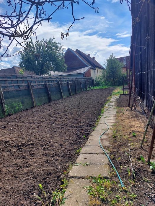 Teren intravilan cu casa de vanzare