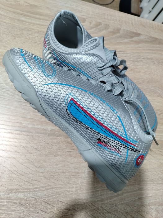 Футбольные бутсы, сороконожки