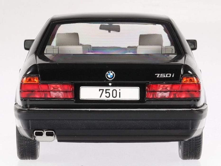 BMW E32  1:18  Model Car Group